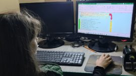 Niña en la Computadora